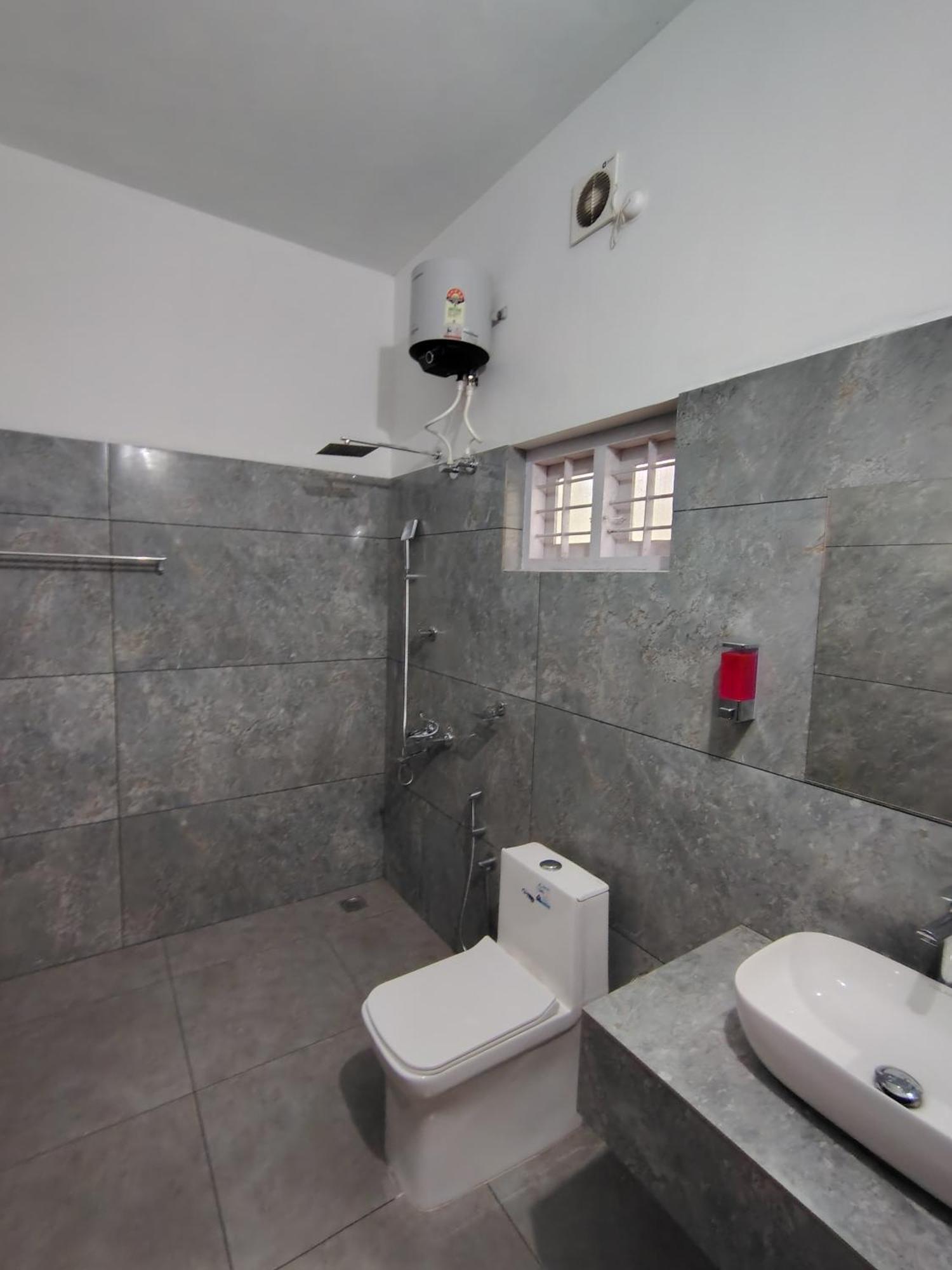 The Royal Island Hotel Mundrothuruth Ngoại thất bức ảnh